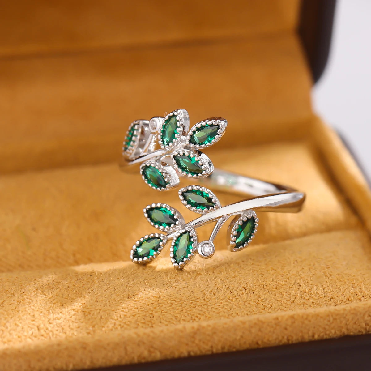 Green crystal leaf ring with an elegant design - Nix Store