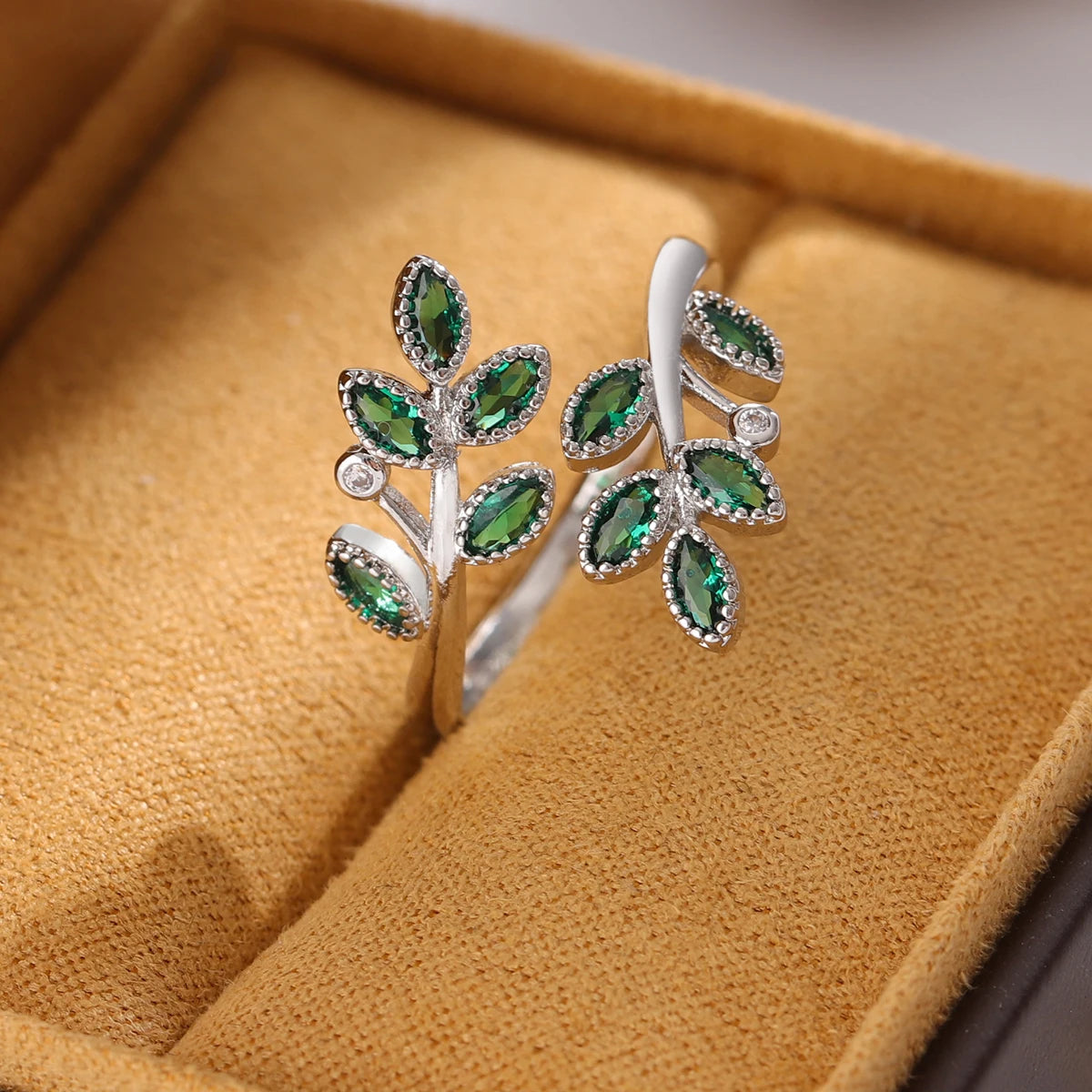 Green crystal leaf ring with an elegant design - Nix Store