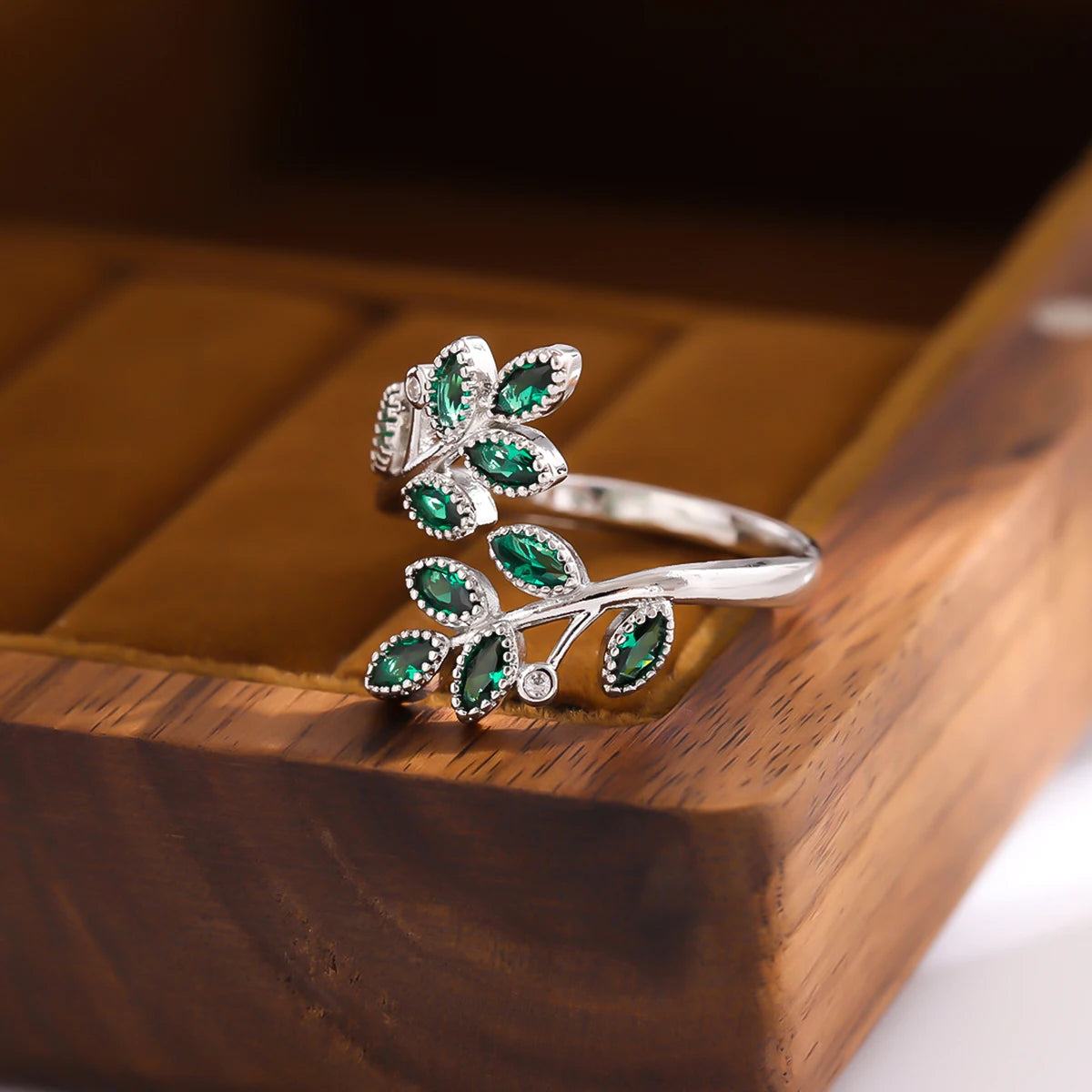 Green crystal leaf ring with an elegant design - Nix Store